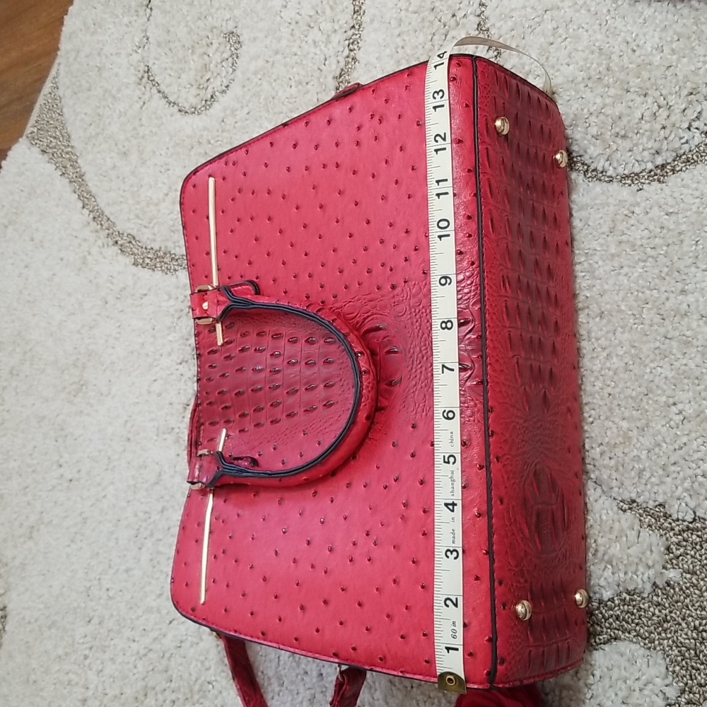 ⛔️SOLD⛔️NWOT Red tote bag in faux ostrich with matching clutch & dust bag - Picture 15 of 16